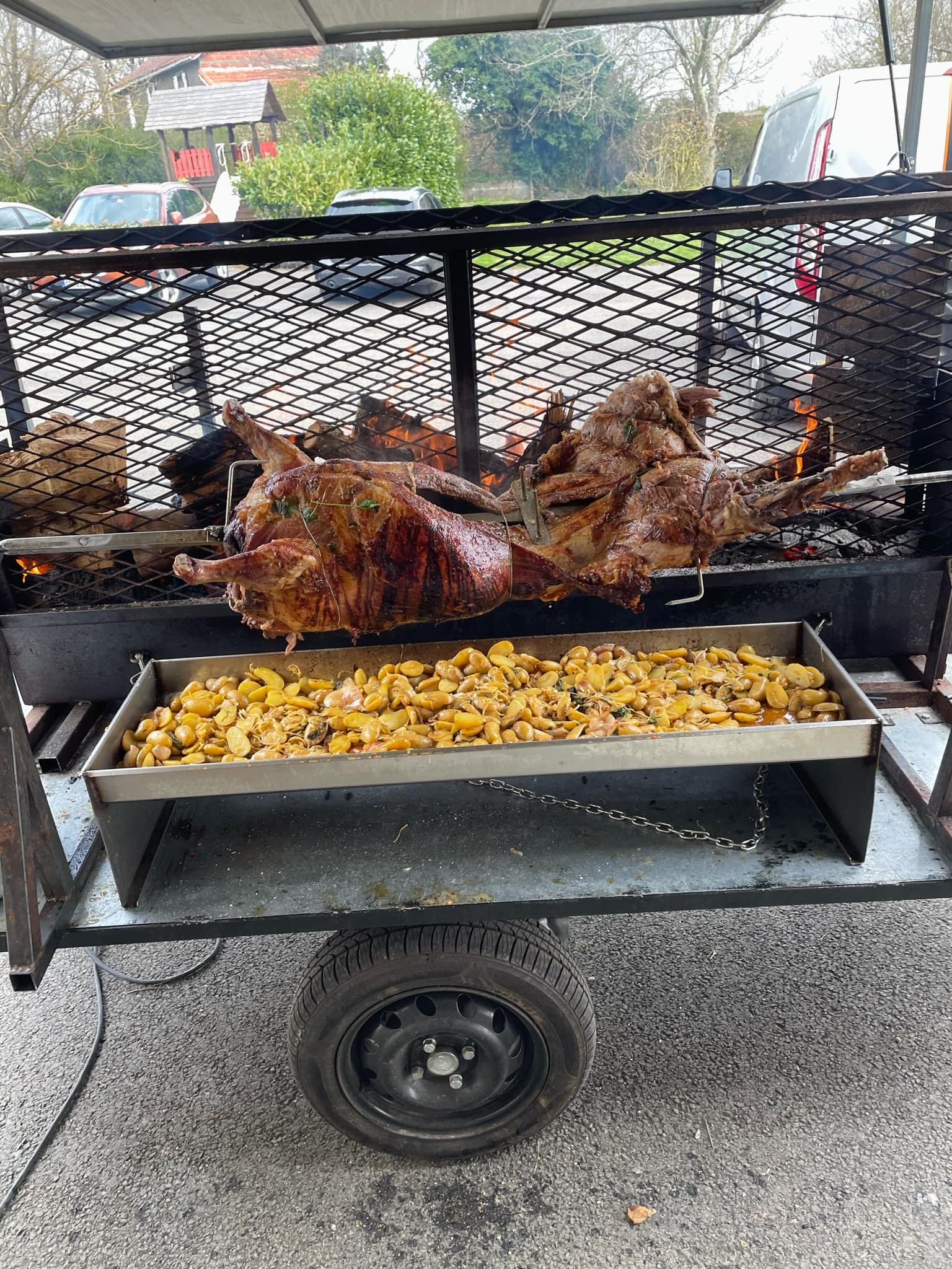 Brasero et cuisson à la broche au feu de bois